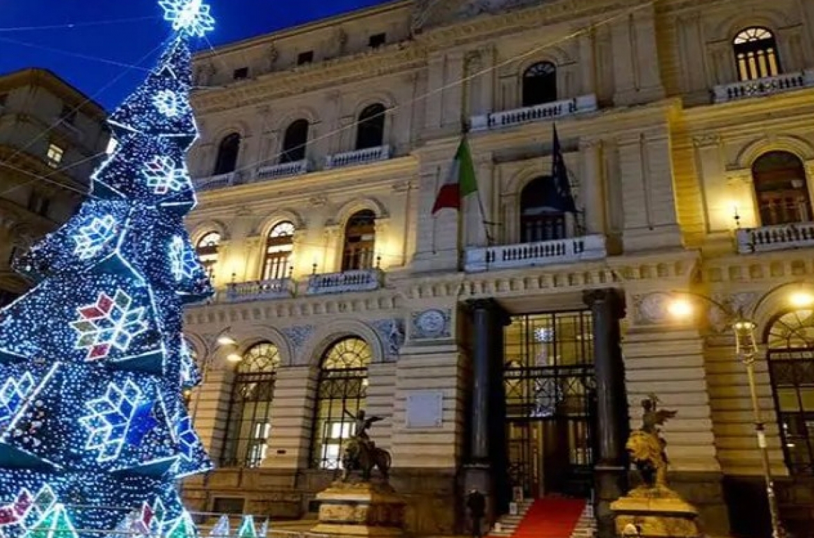 Da sabato 5 dicembre si accende l'albero di Natale in piazza Bovio,  illuminate anche i